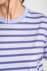 Remera de algodón peinado con diseño de rayas horizontales en tonos lavanda y violeta oscuro, de manga corta y corte clásico.