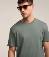 Remera basica masculina Marfinno de corte comfort, confeccionada en algodon peruano de color azul marino, con cuello redondo y mangas cortas de diseño liso.