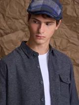 Overshirt de textura tipo tweed en color marrón, con cuello clásico, cierre frontal de botones y bolsillo en el pecho.