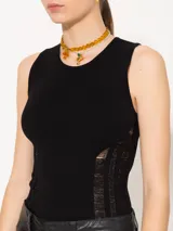 Top negro ajustado al cuerpo, sin mangas y con paneles de encaje en los laterales.