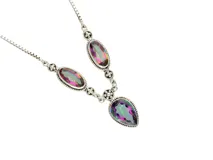 Gargantilla de plata 925 con dije central de topacio místico en forma de lágrima y dos topacios ovalados a los lados.