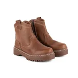 Bota corta de cuero color marrón chocolate, con suela track y pespuntes blancos decorativos.