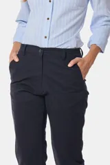 Pantalón recto azul marino de gabardina con spandex y elástico en la cintura.