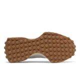 Championes New Balance modelo WS327HG1, color beige con detalles en verde menta y suela de goma marrón. Confeccionados en gamuza y tela, con el logo "N" característico en los laterales.