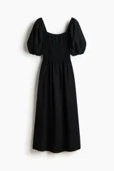 Vestido midi negro confeccionado en mezcla de viscosa, con escote cuadrado y mangas francesas abullonadas con puños elásticos. Presenta un cuerpo fruncido tipo nido de abeja y una falda de corte acampanado con leve vuelo.