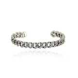 Pulsera rígida abierta tipo brazalete con diseño de eslabones tipo cadena, acabado en plata envejecida y engastada con cristales brillantes en toda su superficie.