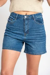 Short de denim azul de tiro medio y calce ajustado, con cinco bolsillos y cierre frontal con botón y cremallera.
