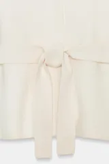 Chaleco de punto color marrón, de escote en V, manga corta amplia y diseño con cinturón ajustable del mismo tejido.