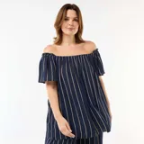 Blusa fluida de crepé azul marino con rayas verticales beige, de manga corta y escote off-shoulder con diseño fruncido.