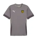 Remera de fútbol Puma del Club Atlético Peñarol, modelo Matchday Jersey de color gris, con cuello redondo, mangas cortas y tecnología DryCell para la absorción de la humedad. Presenta el logo de Puma en blanco y el escudo oficial del club en el pecho.