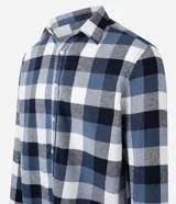 Camisa de franela para hombre, modelo comfort, con estampado de cuadros en tonos azules, blancos y negros, cuello camisero, manga larga y cierre frontal de botones.