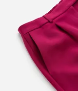Pantalón de sastrería modelo pantalona, color fucsia, con corte amplio y recto. Presenta cintura con botón, elástico en la parte trasera para mayor ajuste y bolsillos laterales tipo cuchillo.
