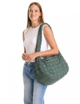 Bolso capitoneado color verde oscuro, marca Do Everything In Love, con abertura de cierre, reparticiones y bolsillos internos, y bolsillos laterales con cierre.