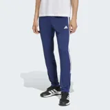 Pantalón de entrenamiento Adidas modelo Workout Essentials All-Set de color azul, con las icónicas tres rayas blancas en los laterales y logo de la marca bordado en la pierna.