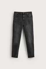 Jeans skinny cropped fit de corte ajustado y tiro medio, con diseño de cinco bolsillos y efecto lavado.