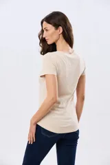 Remera beige de manga corta con cuello redondo, confeccionada en algodón con un diseño delantero que combina estampa floral y detalles bordados.