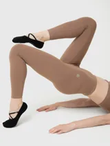 Calza deportiva de tiro alto con largo hasta el tobillo, confeccionada en tejido suave con tratamiento de aloe vera.