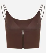 Top corto de color marrón oscuro, con escote en U y tirantes finos ajustables. Presenta un corte tipo corsé en la parte inferior del busto.