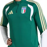 Buzo de entrenamiento Adidas Tiro para la selección de fútbol de Italia, color verde oscuro con mangas blancas y detalles en dorado. Presenta cuello alto con cierre parcial (quarter-zip), logo de Adidas y escudo de Italia en el pecho. Posee las tres franjas de Adidas en los hombros en dorado y blanco.