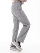 Pantalón técnico Merrell 4 Way Spandex de color gris, desmontable y convertible en short. Cuenta con bolsillos laterales con cierre, trabillas para cinturón y ajuste en la botamanga.