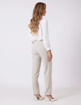 Pantalón sastrero de corte slim, color blanco, con pretina anatómica y panel interno modelador. Presenta bolsillos laterales tipo ojal, bolsillos traseros simulados y nervadura vertical marcada en el frente.