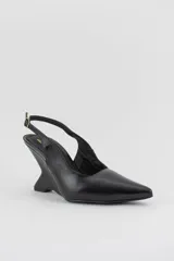 Zapatos de tacón cuña estructural color negro, con punta fina cerrada, diseño descalzo y tira ajustable al talón.