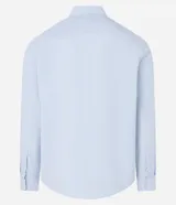 Camisa de vestir de hombre, corte regular, confeccionada en tejido de sastrería rayado. Tiene cuello solapa, abotonado delantero y mangas largas.