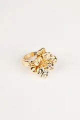 Anillo dorado con forma de flor.