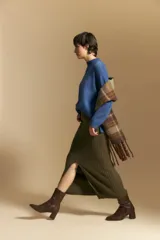 Falda midi de punto con diseño acanalado, corte ajustado y tajo frontal.