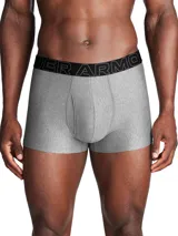 Pack de tres boxers Under Armour con cintura elástica con logo de la marca. El conjunto incluye un modelo negro y dos modelos en gris melange, confeccionados con tejido técnico diseñado para mantener la frescura y brindar un ajuste cómodo.