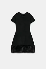 Vestido corto de punto color negro, con cuello redondo, manga corta y bajo con aplicación de pelo sintético a tono.