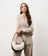 Cartera tipo shoulder de diseño curvo y estructura mediana, confeccionada en tejido texturizado con detalles en material sintético negro. Cuenta con cierre superior y correa ajustable y desmontable.