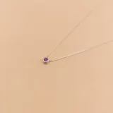 Gargantilla de plata 925 con cadena veneciana fina y dije circular con piedra amatista engastada en el centro.