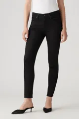 Jean Levi's modelo 721 High Rise Skinny, de tiro alto y corte ajustado en cadera y muslos. Confeccionado en denim negro con tecnología Sculpt Hypersoft para mayor suavidad y soporte.