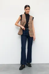 Musculosa blanca de algodón con cuello alto y sisas amplias.