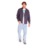 Camisa de manga larga color gris oscuro, con dos bolsillos de carga en el pecho con cierre de solapa con gancho y bucle.