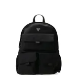Mochila urbana Tiffosi color negro, confeccionada en material sintético resistente. Presenta un compartimento principal con cierre, un bolsillo frontal grande con solapa y dos bolsillos inferiores adicionales también con solapa. Incluye un asa superior y logo metálico plateado en la parte frontal.