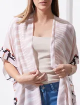 Kimono tejido con estampado de rayas azules y blancas, mangas amplias estilo japonés y terminación de ruedo con borlas azules.