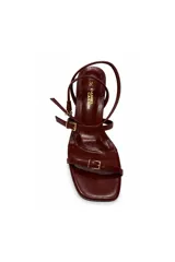 Sandalias de taco ancho Daniel Cassin modelo Maddem, color marrón, con múltiples tiras finas ajustables con hebillas doradas y puntera cuadrada.