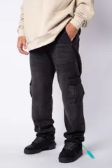 Pantalón cargo de jean con lavado ácido en tono gris, corte holgado, bolsillos laterales tipo cargo y bolsillos frontales tipo parche.