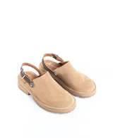 Zuecos de cuero color beige, con suela track y tira trasera ajustable.