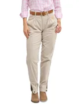 Bombacha de campo en gabardina color beige, con diseño de pinzas en la cintura, bordado de sol en la cadera y detalle de aberturas con botones en los tobillos.