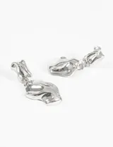 Aros colgantes plateados con diseño irregular y textura orgánica.