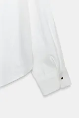 Camisa verde militar confeccionada en mezcla de lino, con cuello solapa, escote en pico, manga larga y diseño asimétrico con pliegues en la parte delantera.