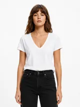 Remera blanca de manga corta con escote en V y corte clásico.