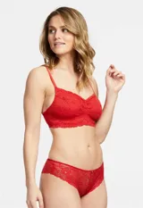 Bralette de encaje floral color lila, marca Montelle. Sin aro ni relleno, con forro interno de microtul elastizado. Breteles regulables y cierre trasero de tres posiciones.