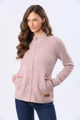 Campera tejida de abrigo color beige, con cierre frontal, cuello alto y bolsillos laterales.