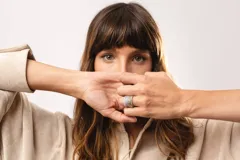 Anillo ancho de plata 925 con doble baño de oro y circonitas blancas.