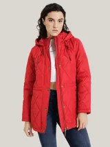 Campera acolchada roja con capucha, cierre de cremallera, bolsillos laterales con cremallera y logo bordado en la manga.