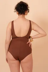 Malla entera marrón con estampado animal print, escote halter y aplique metálico en el centro.